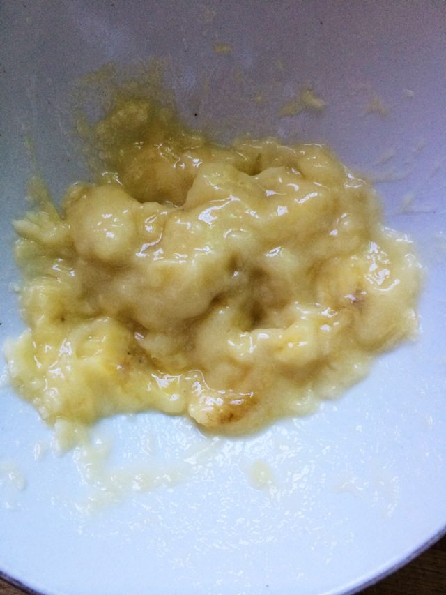 香蕉鸡蛋饼+百变鸡蛋,用勺子压成香蕉泥