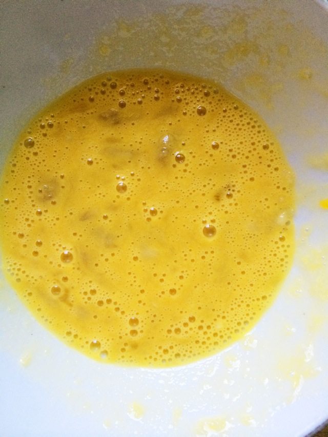 香蕉鸡蛋饼+百变鸡蛋,将香蕉与鸡蛋搅拌均匀