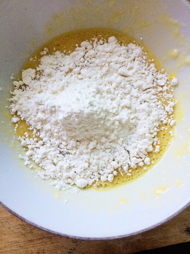 香蕉鸡蛋饼+百变鸡蛋,加入面粉搅拌均匀