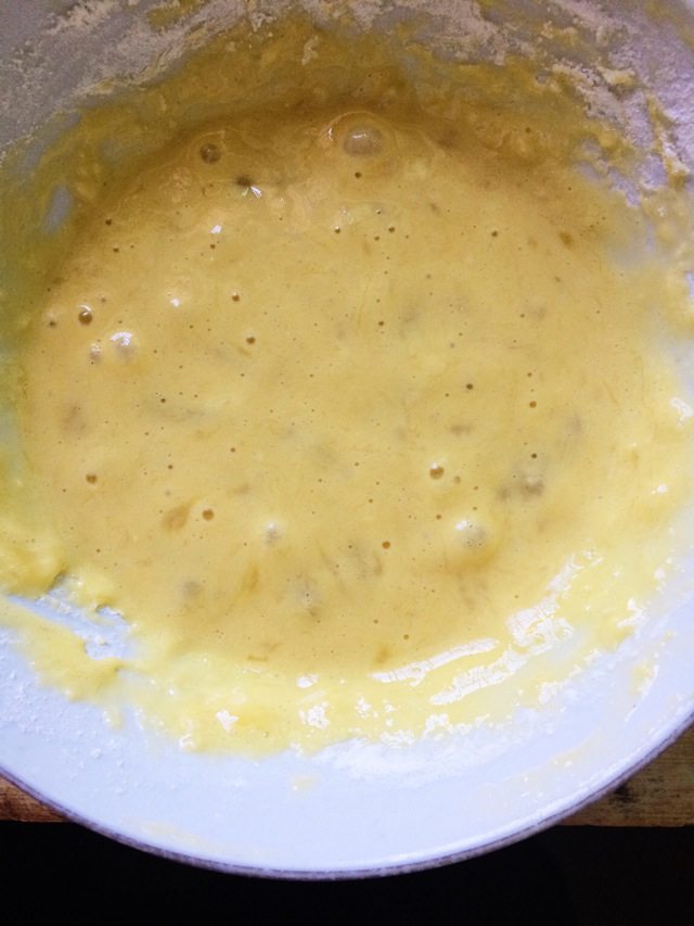 香蕉鸡蛋饼+百变鸡蛋,搅拌至没有面粉颗粒，感觉面糊稠稠的就可以了