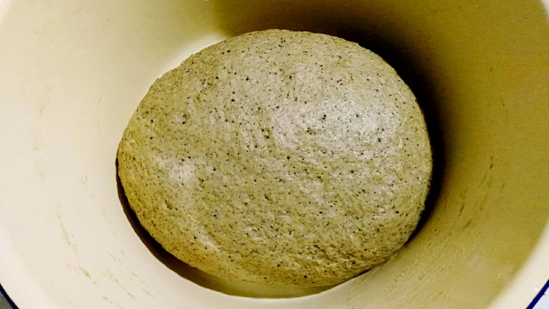 红茶花朵面包,揉成光滑面团，盖上保鲜膜温暖处发酵