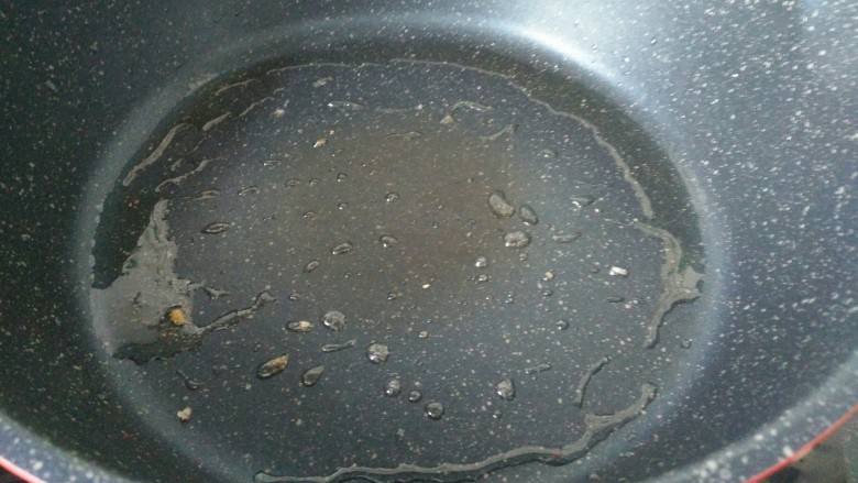 百变鸡蛋+西红柿蛋花汤,锅中放少许油烧热。