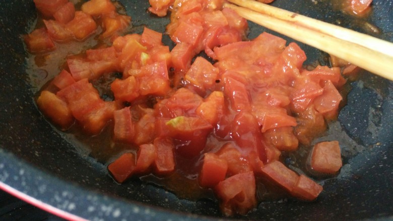 百变鸡蛋+西红柿蛋花汤,加少许番茄酱，继续炒。