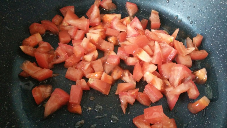 百变鸡蛋+西红柿蛋花汤,西红柿丁放进去翻炒。