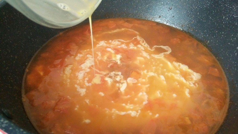 百变鸡蛋+西红柿蛋花汤,这个时候你可以开中小火，将蛋液淋入锅里。