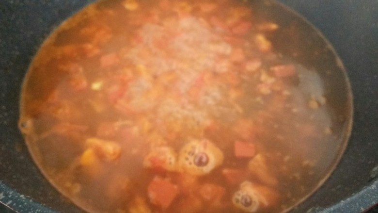 百变鸡蛋+西红柿蛋花汤,翻炒均匀后加入适量开水。