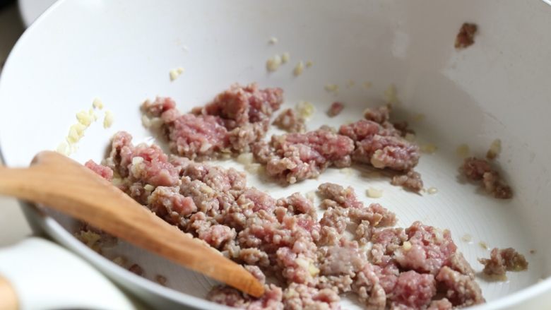 香菇肉酱饭,然后放入腌制好的肉糜，迅速划散肉糜，翻炒至肉糜变色。
