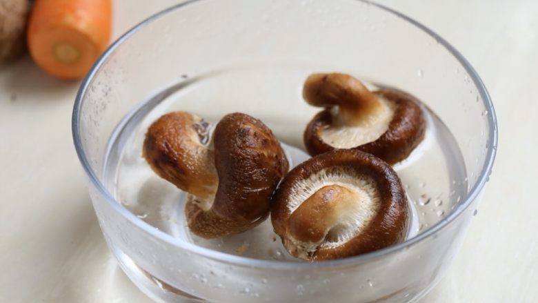 香菇肉酱饭,香菇清洗前用淡盐水稍加浸泡，能够起到杀菌作用。