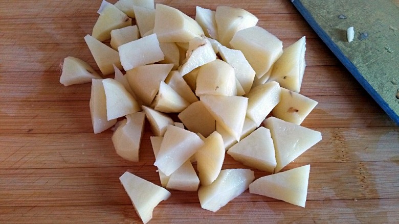 香辣土豆焖饭,土豆洗净去皮切小块