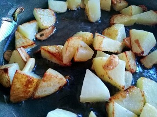 香辣土豆焖饭,炒至表面金黄八成熟即可