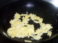 百变鸡蛋+鸡蛋炒黄瓜,热锅下油，下鸡蛋，成型。推至锅边，