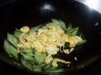 百变鸡蛋+鸡蛋炒黄瓜,下黄瓜快炒，关火。加一点点食盐，起锅。