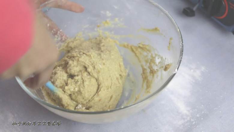 红枣发糕,面粉过筛， 将酵母、牛奶、糖放入面粉中，搅拌成面糊。