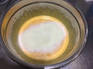 宝宝零食-蛋黄溶豆,将奶粉过筛进去。