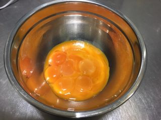 宝宝零食-蛋黄溶豆,蛋黄放入无水无油的打蛋盆中。