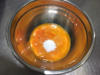 宝宝零食-蛋黄溶豆,（少拍一张柠檬汁添加图，看文字吧）
滴入柠檬汁，糖一次性加入。