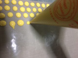宝宝零食-蛋黄溶豆,就这样一颗颗挤出来，自动就会成圆，豆豆中间留距离哦。