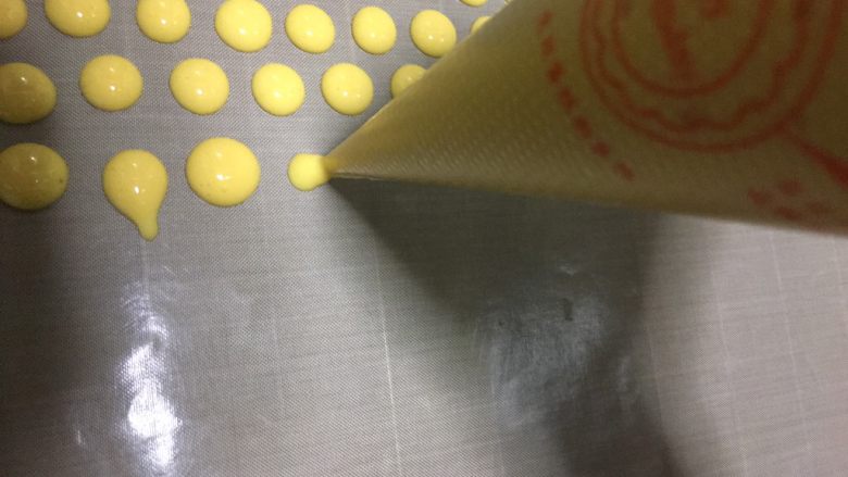 宝宝零食-蛋黄溶豆,就这样一颗颗挤出来，自动就会成圆，豆豆中间留距离哦。