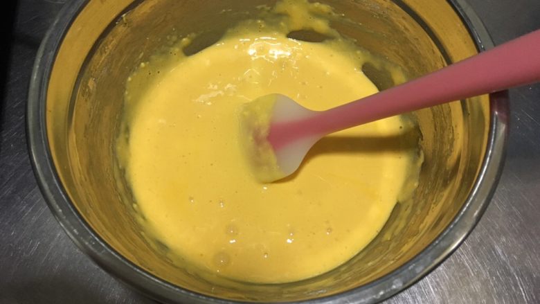 宝宝零食-蛋黄溶豆,刮刀翻拌均匀无颗粒。