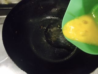 百变鸡蛋＋双色赛螃蟹,炒锅另烧热放油，油热放入蛋黄！