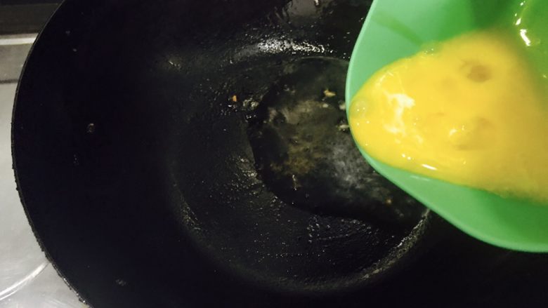 百变鸡蛋＋双色赛螃蟹,炒锅另烧热放油，油热放入蛋黄！