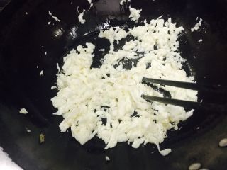 百变鸡蛋＋双色赛螃蟹,准备一双筷子，蛋清倒入后快速滑散。很快就能把蛋白划熟！