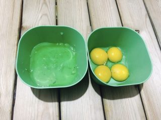 百变鸡蛋＋双色赛螃蟹,4个鸡蛋磕开，把蛋黄和蛋清分别分离到两个碗中打散！