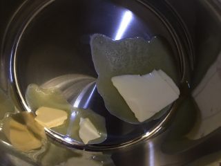 抹茶味雪花酥（内含饼干做法）,不粘锅中放入黄油小火慢慢融化