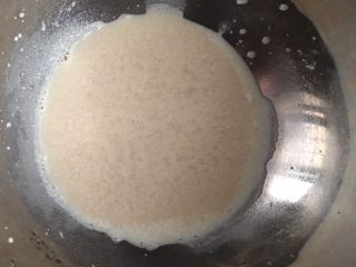 抹茶味雪花酥（内含饼干做法）,盆里加入牛奶和酵母