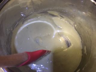 抹茶味雪花酥（内含饼干做法）,搅拌至棉花糖和巧克力融化，在加入过筛低抹茶粉和奶粉，这步忘记拍照了，搅拌均匀