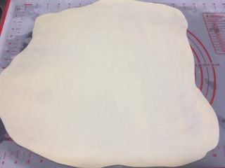 抹茶味雪花酥（内含饼干做法）,擀成一个大的长方形，稍微擀薄些，因为在面团烘烤的当中还会发酵的
