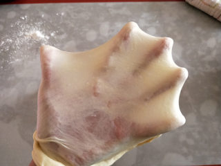 蔓越莓椰蓉卷--绵软香甜,加入黄油后揉到扩展阶段，能拉出透光的薄膜，扯开的洞口光滑。