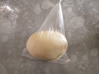 蔓越莓椰蓉卷--绵软香甜,将揉好的面团在案板上整理成团，放入保鲜袋内，排净空气再绑住袋口。在室温下放半小时帮助发酵，再放入5°的冰箱冷藏17小时。