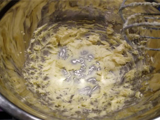 黄油小圆饼,黄油倒入打蛋盆，用电动打蛋器低速搅打，打到黄油发白