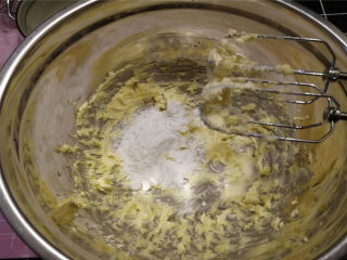 黄油小圆饼,加入糖粉，继续搅打均匀