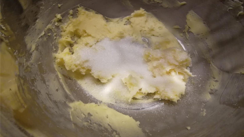 黄油小圆饼,加入细砂糖，继续搅打均匀，直到完全混合，色泽发白