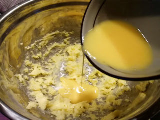 黄油小圆饼,分三次加入鸡蛋液，搅打均匀