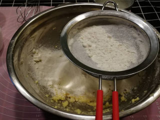 黄油小圆饼,筛入低筋面粉