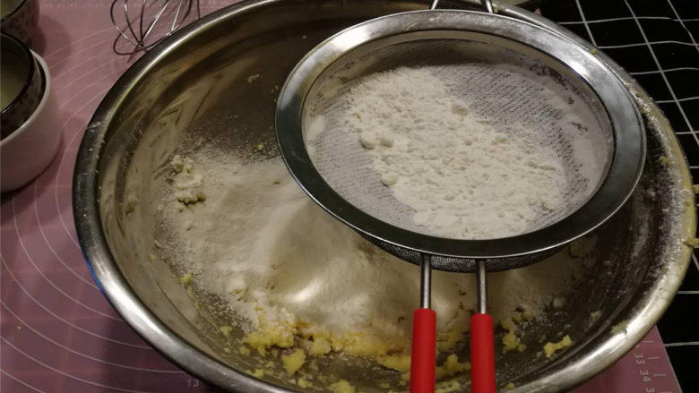 黄油小圆饼,筛入低筋面粉