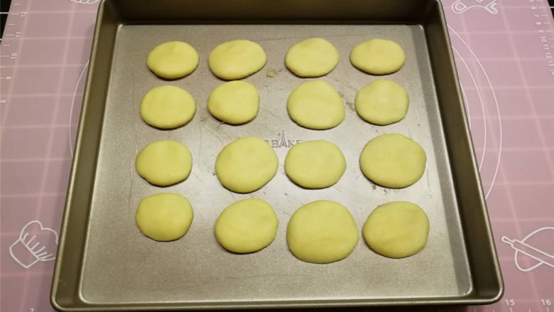 黄油小圆饼,把小圆球压成面饼，烤箱预热到180度，烤盘放烤箱烘烤10分钟