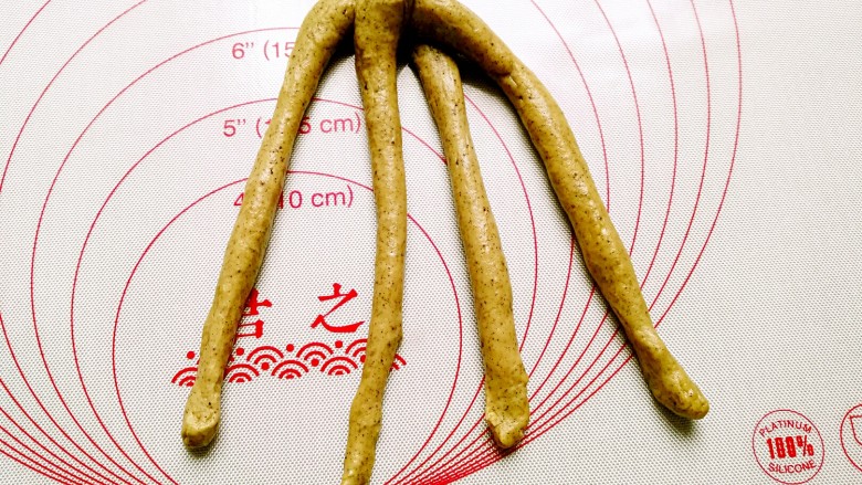 红茶花朵面包,将两个长条交叉后，更一端绕过来，如图