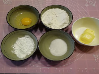 黄油小圆饼,这是几天要用的材料：糖粉，细砂糖，糖粉，鸡蛋，黄油，低筋面粉