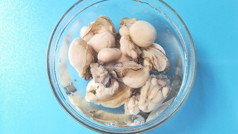 牡蛎香菇粥,将焯熟的牡蛎捞出过凉水