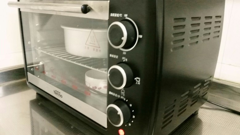 红茶花朵面包,烤箱遇热165度，上下火烤30分钟
