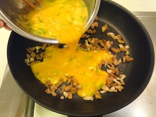 菜脯蛋,讓蘿蔔乾丁分散開來均勻分佈，淋上蔥花蛋液。