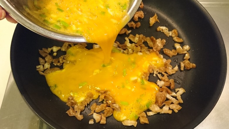 菜脯蛋,讓蘿蔔乾丁分散開來均勻分佈，淋上蔥花蛋液。