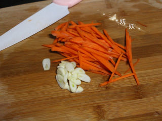 家常炒河粉,胡萝卜切细丝儿，大蒜子也切片。