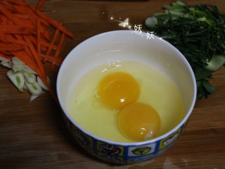家常炒河粉,鸡蛋两个打入碗中，搅散。