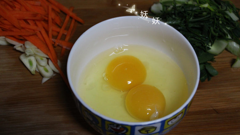 家常炒河粉,<a style='color:red;display:inline-block;' href='/shicai/ 9'>鸡蛋</a>两个打入碗中，搅散。