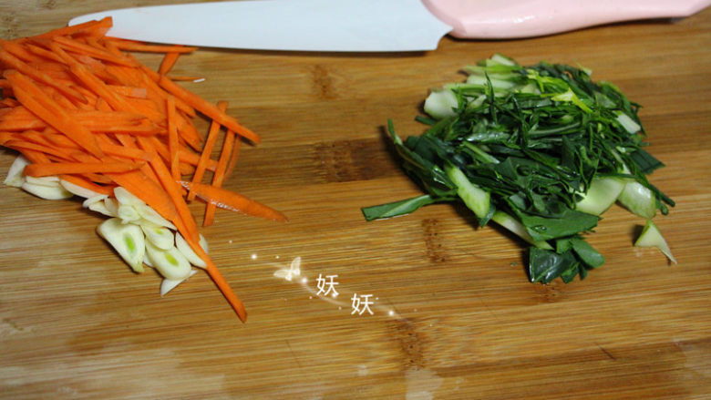 家常炒河粉,青菜洗干净，同样切细丝，胡萝卜炒进来特别好吃，青菜不喜欢的可以用菠菜白菜来代替，最好也切成丝，好看。
